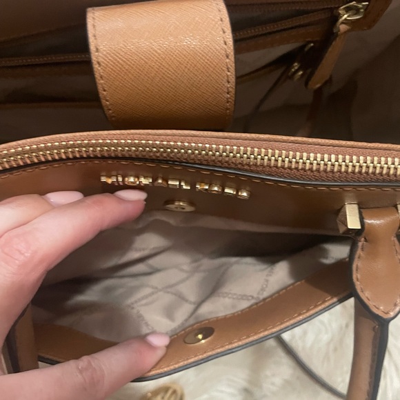 Michael Kors Gibson Large Crossbody Satchel - Picture 4 of 7